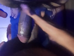 Frotando vergas en el sauna