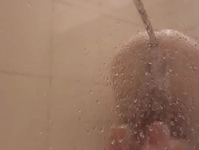 Viado tomando banho
