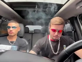 Peguei uma carona com um amigo e ele acabou me comendo no carro e gozando na minha cara.