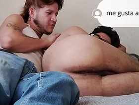 El chacal nos cuenta sus pensamientos mientras le hace el amor a su novio