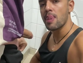 MAMANDO UM VAGABUNDO DE PICA ROSADA NO BANHEIRO