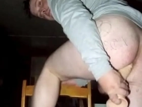 A gay blogger arranged a porn SHOW on camera for a donation of $ 10 from a subscriber! The faggot fucked himself in the mouth and ass with a rubber dick!