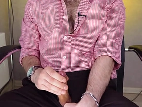 A young handsome man masturbates in the office and cums loudly while no one is at work.