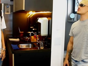 FLAGREI O MARIDO DA MINHA AMIGA TOMANDO BANHO, TIVE QUE BATER UMA VENDO